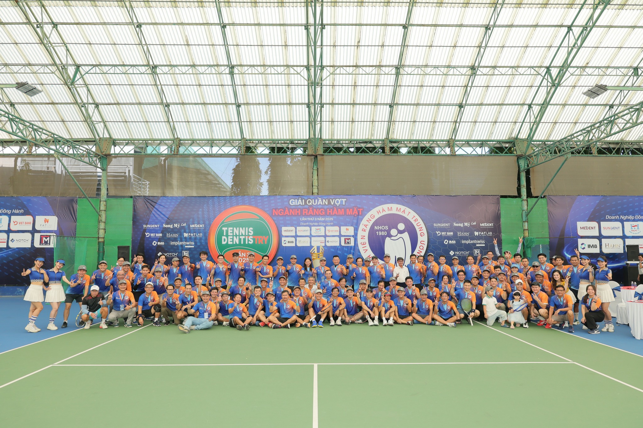 Ảnh tập thể các vận động viên Tennis Dentistry 2025